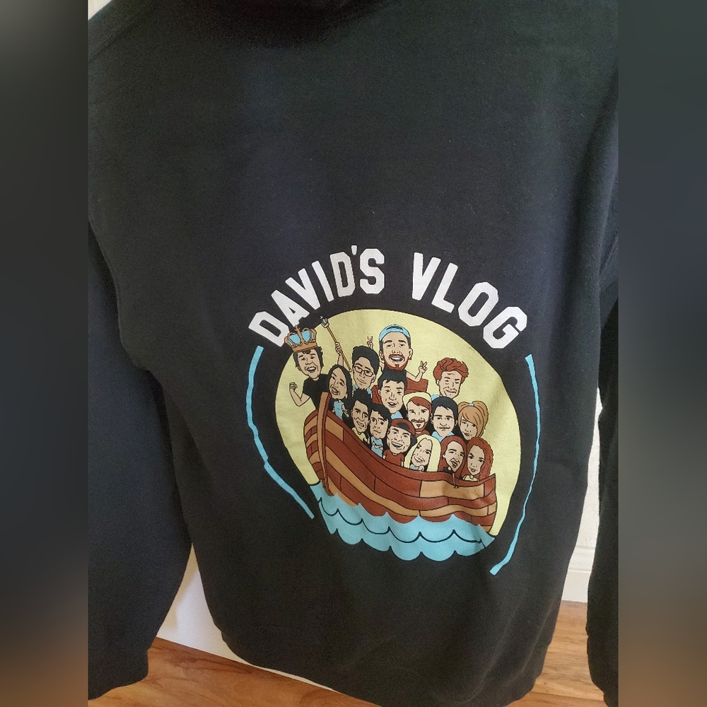 David's Vlogs sweater sz small